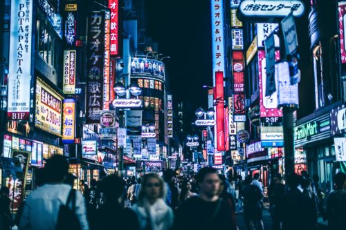 夜の都会のネオンと雑踏