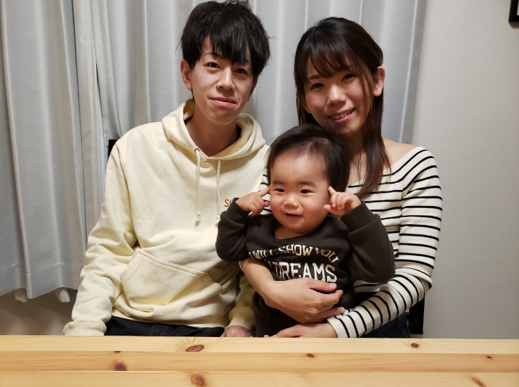 親子3人 屋内 テーブル